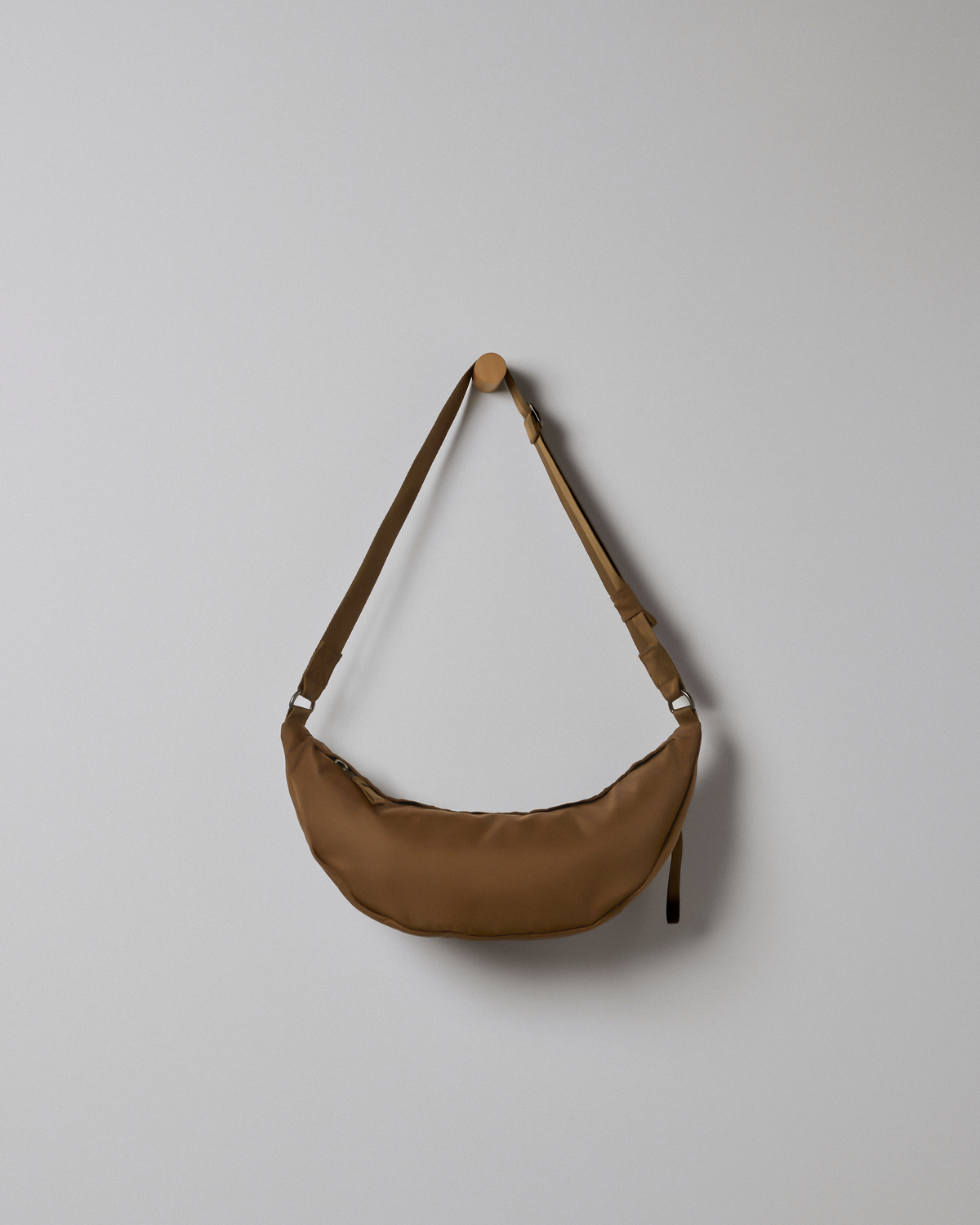 Vuori Arden Crescent Sling | Bourbon