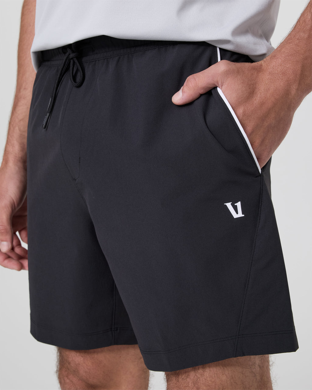 Crosscourt Short Unlined 7| Black Logo Graphic